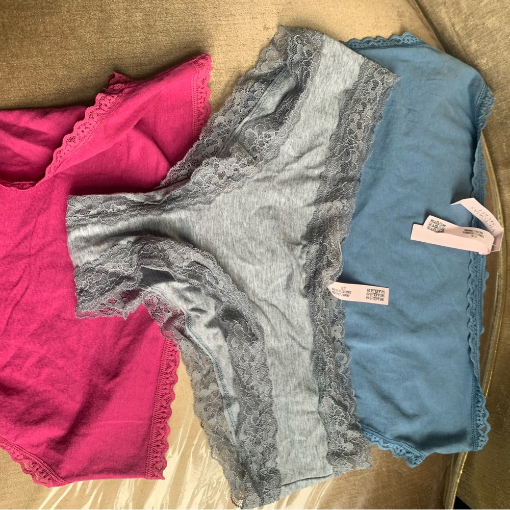 Selling Victoria’s Secret underwear nwt any question ask 🌸😊